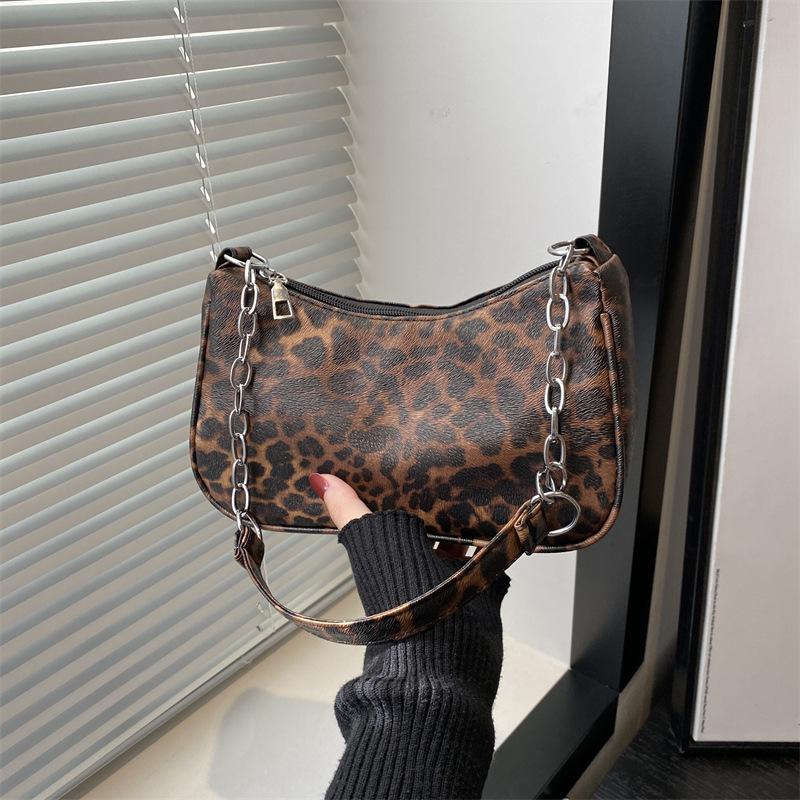 Европейский и американский ретро стиль горячей девушки леопардовый принт индивидуальная мода цепочка рука подмышка сумка нишевая мода сумка через плечо для женщин
Европейский и американский ретро стиль горячей девушки леопардовый принт индивидуальная мода цепочка рука подмышка сумка нишевая мода сумка через плечо для женщин