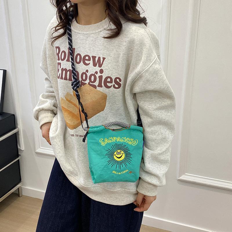 Embroidered shopping bag Nylon cloth flower portable niche fashion shopping messenger bag bag зелений
Embroidered shopping bag Nylon cloth flower portable niche fashion shopping messenger bag bag зелений