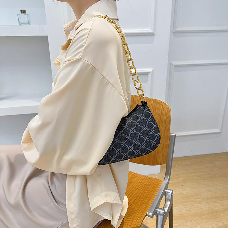 Retro texture casual small square bag summer new fashion simple print single shoulder small square bag
Retro texture casual small square bag summer new fashion simple print single shoulder small square bag