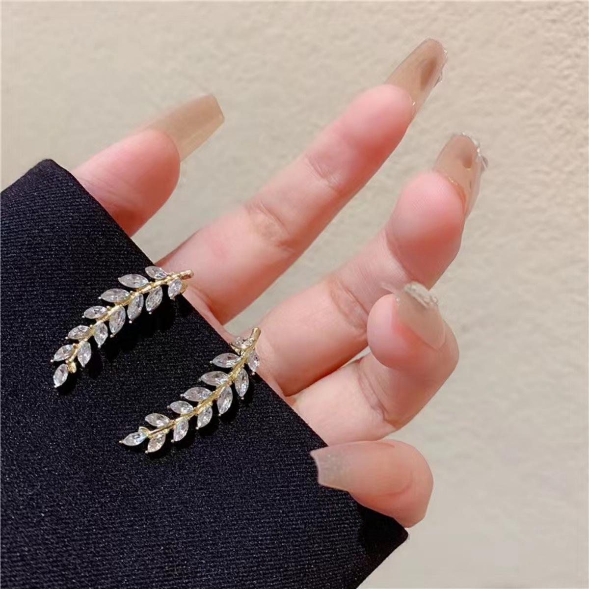 Elegant Zircon Wheat Ear Earrings: High-End Leaf Studs in Trendy Design золотой
Elegant Zircon Wheat Ear Earrings: High-End Leaf Studs in Trendy Design золотой