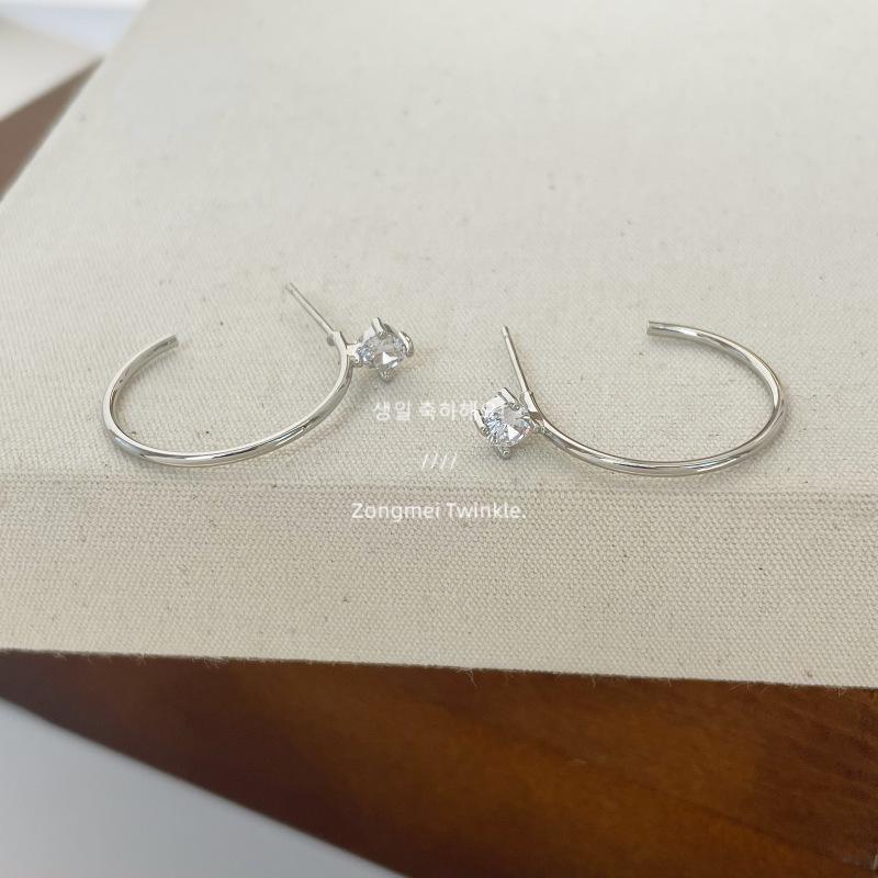 Silver Imitation Diamond Thin Hoop Earrings for Women - High-End Look, Face-Slimming Effect, New 2026 Autumn/Winter Fashion.
Silver Imitation Diamond Thin Hoop Earrings for Women - High-End Look, Face-Slimming Effect, New 2026 Autumn/Winter Fashion.