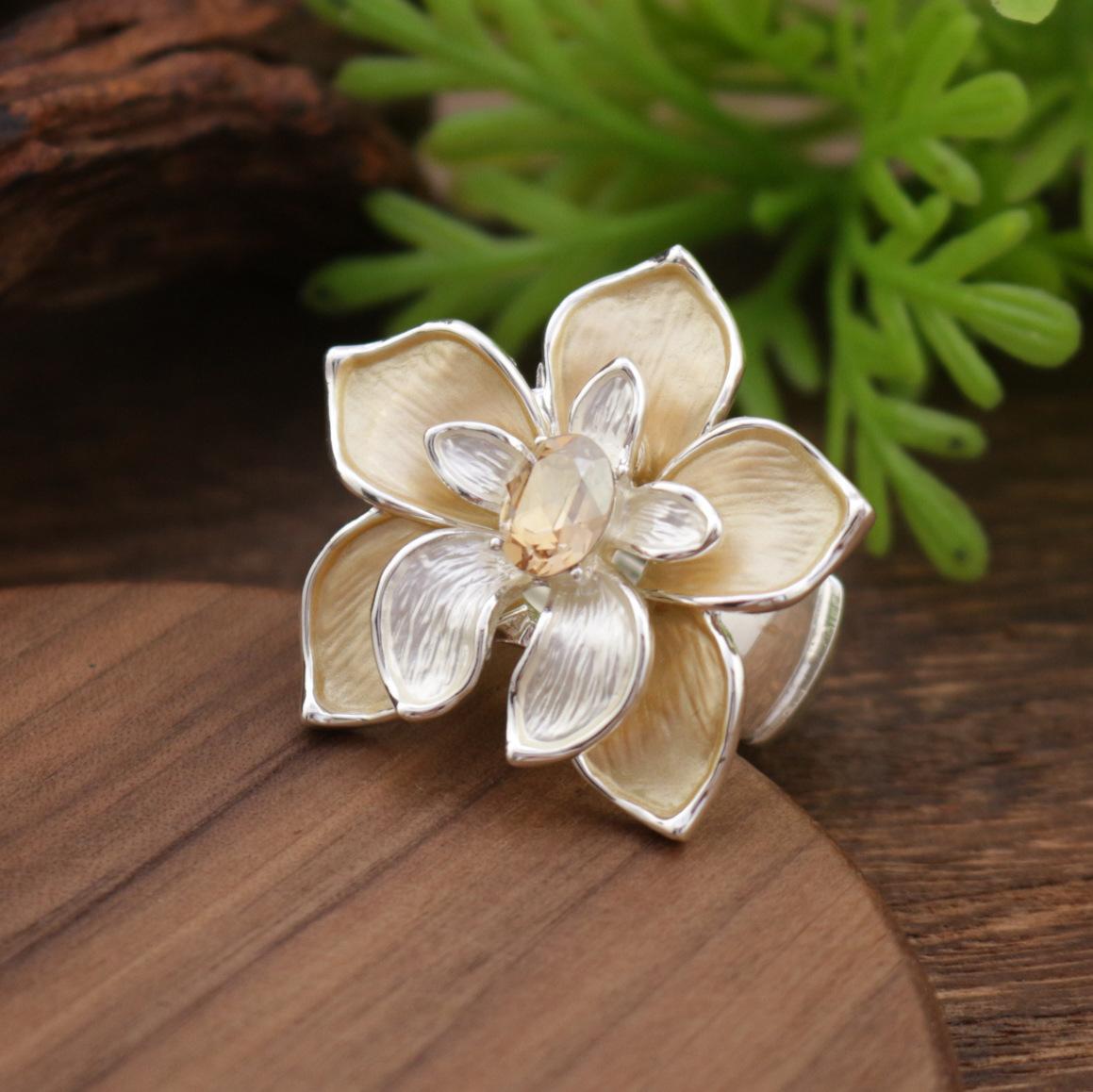 Новое цветное масло геометрическое цветочное эластичное кольцо, высококлассное женское цветочное кольцо с бриллиантами
Новое цветное масло геометрическое цветочное эластичное кольцо, высококлассное женское цветочное кольцо с бриллиантами