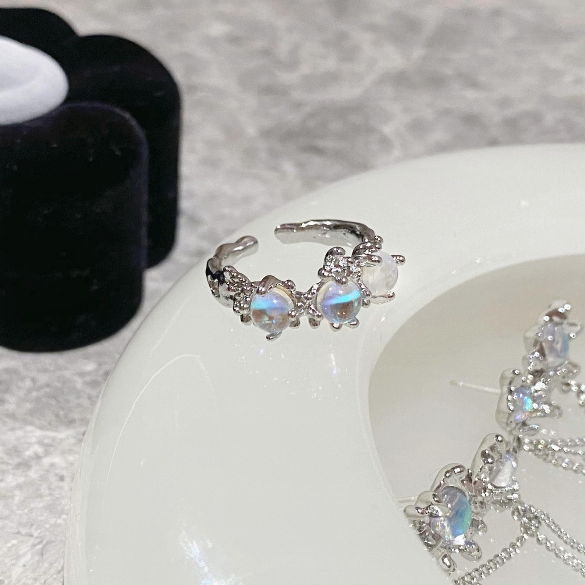 Кольцо с неровной текстурой, с художественным камнем «кошачий глаз» фиолетового цвета, для женщин Color Diamond
Кольцо с неровной текстурой, с художественным камнем «кошачий глаз» фиолетового цвета, для женщин Color Diamond