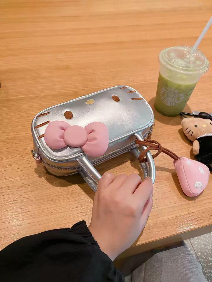 Новая коллаборационная сумка-боулинг Boston от TOUTOU с Hello Kitty, милая женская ручная сумка через плечо серебряный
Новая коллаборационная сумка-боулинг Boston от TOUTOU с Hello Kitty, милая женская ручная сумка через плечо серебряный