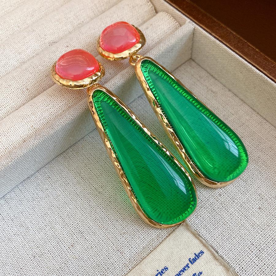 Medieval vintage silver needle resin water drop pendant earrings light luxury high-end stud earrings retro temperament earrings women
Medieval vintage silver needle resin water drop pendant earrings light luxury high-end stud earrings retro temperament earrings women