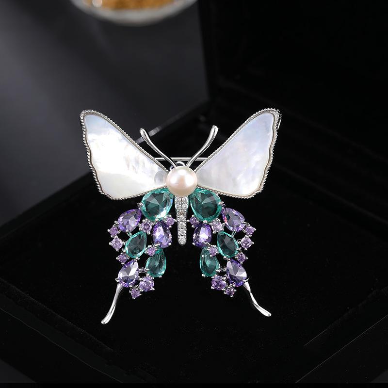 Women s Light Luxury Design Elegant Inlaid Zircon Fashionable Imitation Pearl Butterfly Brooch Versatile Niche Design Brooch
Women s Light Luxury Design Elegant Inlaid Zircon Fashionable Imitation Pearl Butterfly Brooch Versatile Niche Design Brooch