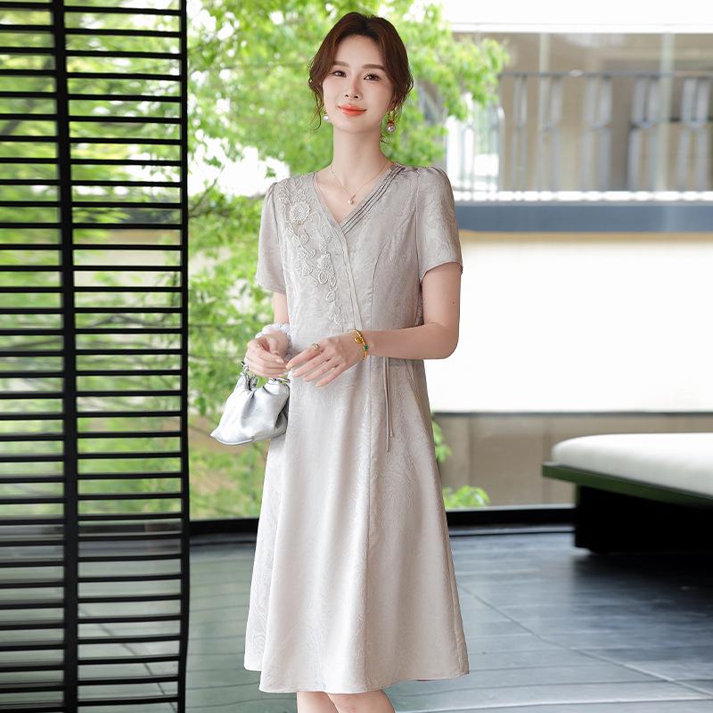 Middle-aged Women s Summer Short-sleeve Embroidered Dress, Stylish Mid-length 2026 XL (85-108 lbs) серый
Middle-aged Women s Summer Short-sleeve Embroidered Dress, Stylish Mid-length 2026 XL (85-108 lbs) серый
