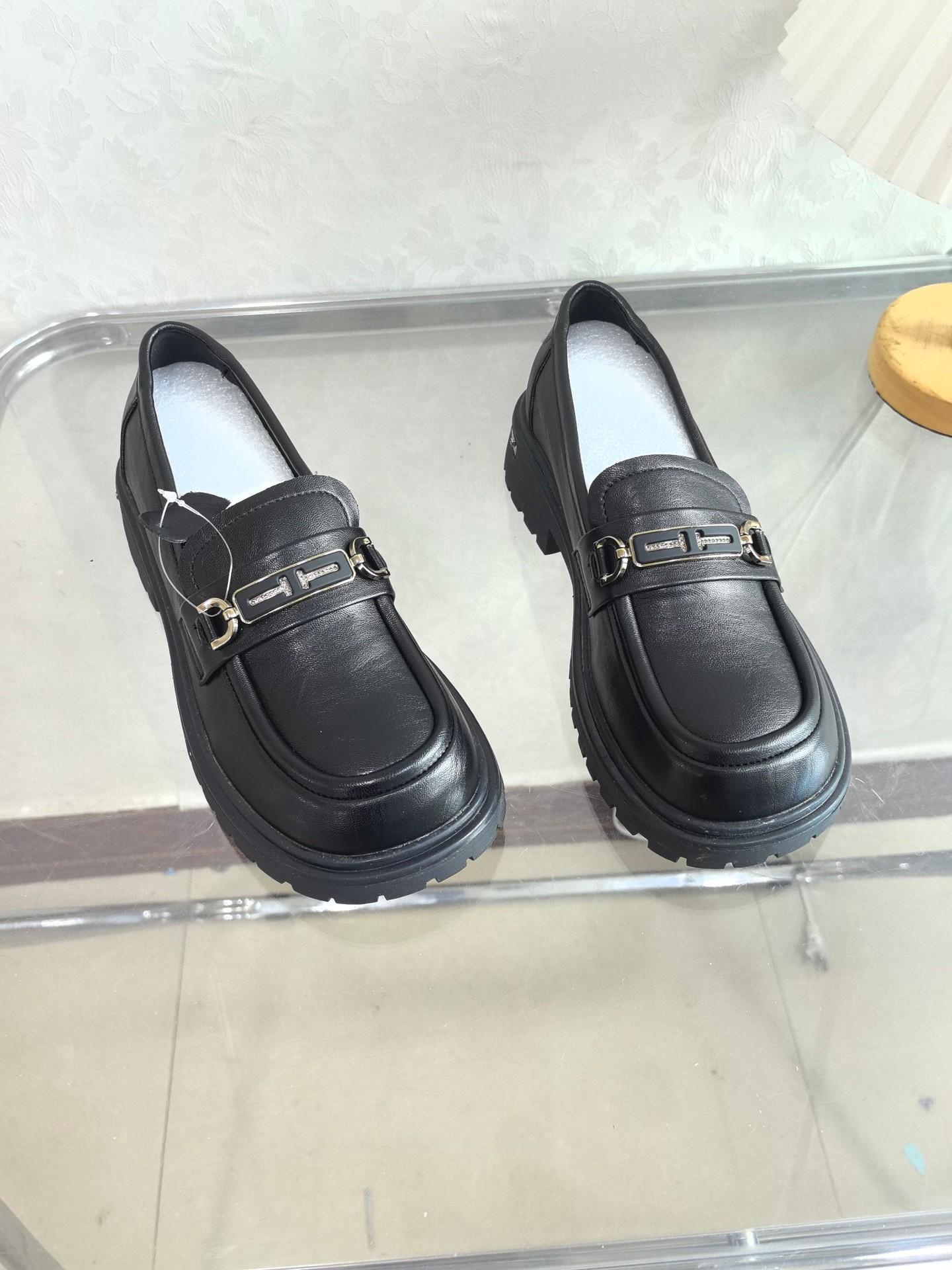 Женские британские маленькие кожаные туфли на плоской подошве с круглым носком, новая весенняя модель 2025 года, универсальные лоферы для работы, ретро-одинарные туфли 39 чёрный
Женские британские маленькие кожаные туфли на плоской подошве с круглым носком, новая весенняя модель 2025 года, универсальные лоферы для работы, ретро-одинарные туфли 39 чёрный