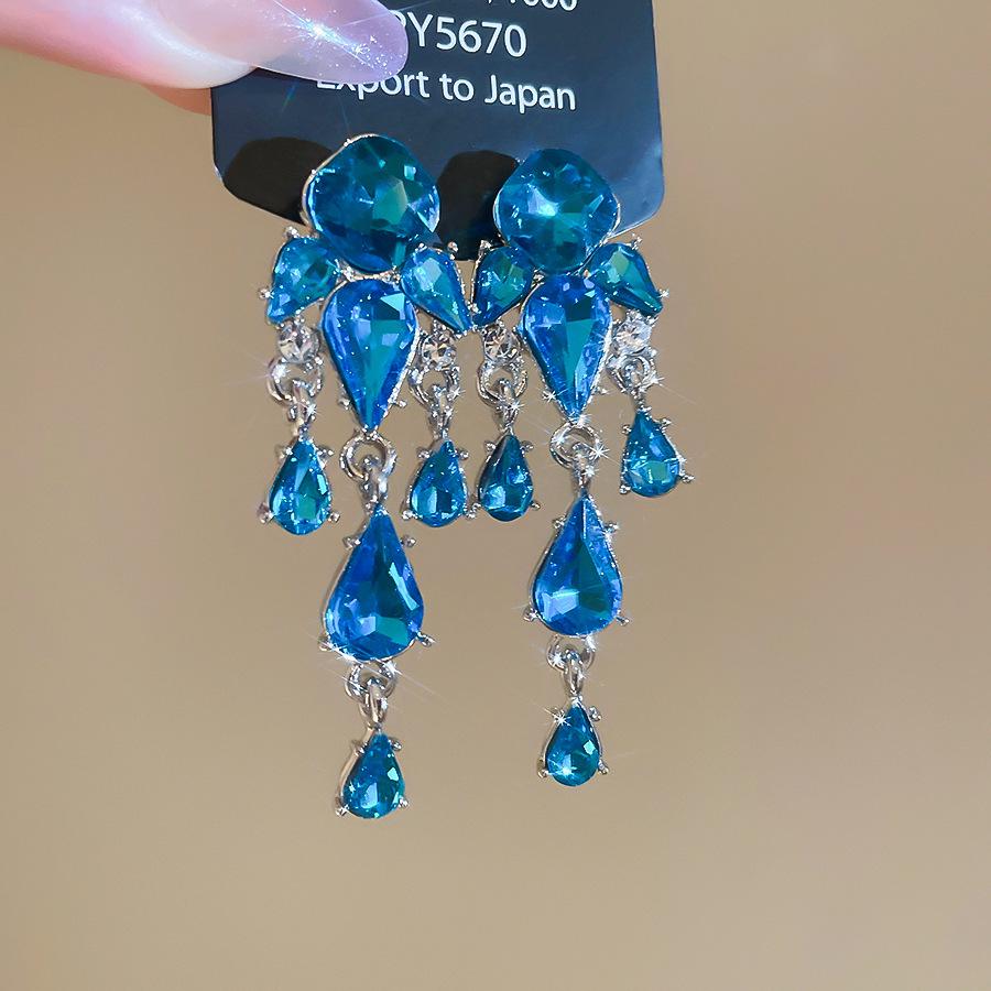 Silver Needle Water Drop Rhinestone Earrings: Elegant, High-End Geometric Studs for a Fashionable and Sophisticated Look
Silver Needle Water Drop Rhinestone Earrings: Elegant, High-End Geometric Studs for a Fashionable and Sophisticated Look