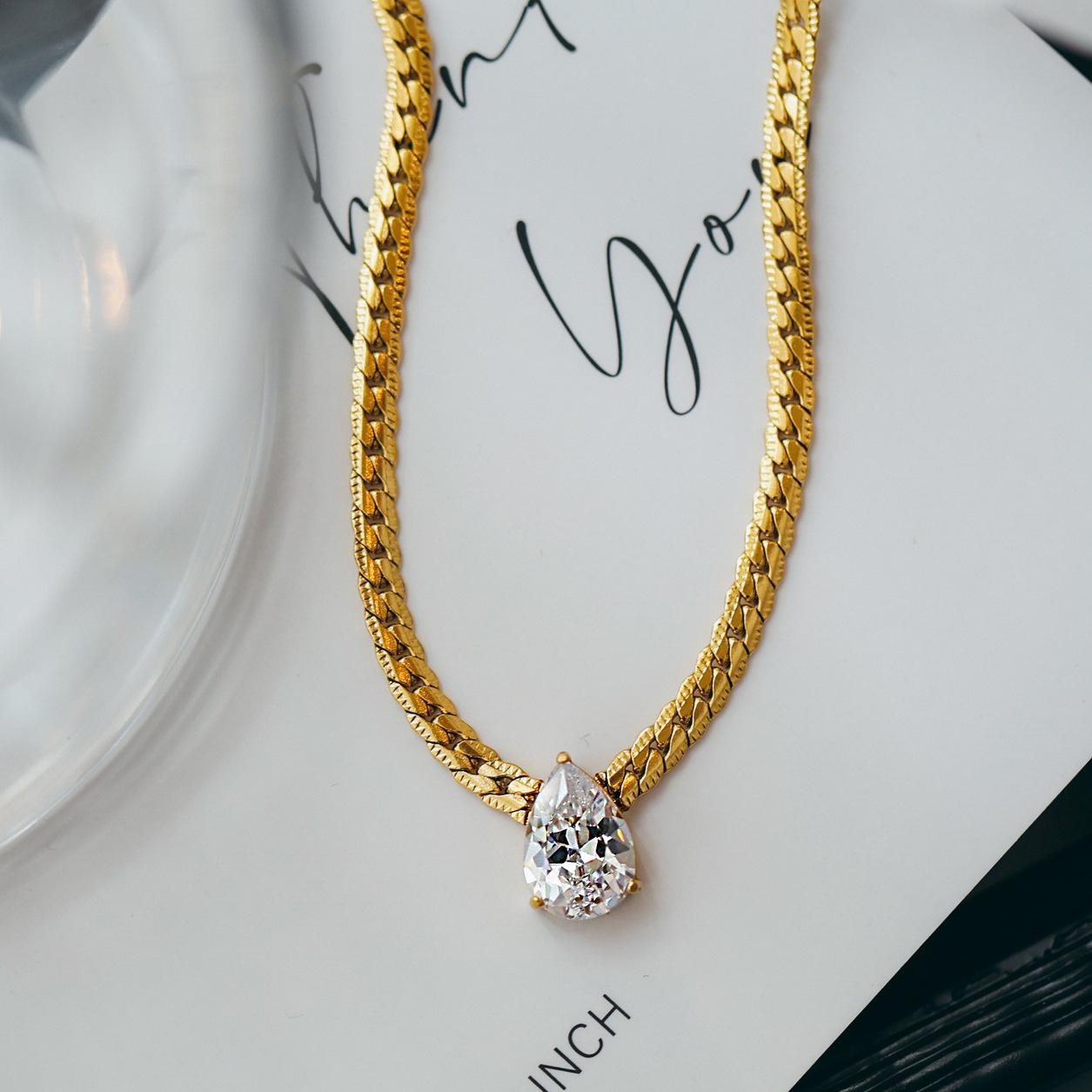 Luxury Gold Color Stainless Steel Wide Chain Water Drop Zircon Pendant Necklace for Women Minimalist Wedding Zircon Gift 40-45 cm
Luxury Gold Color Stainless Steel Wide Chain Water Drop Zircon Pendant Necklace for Women Minimalist Wedding Zircon Gift 40-45 cm