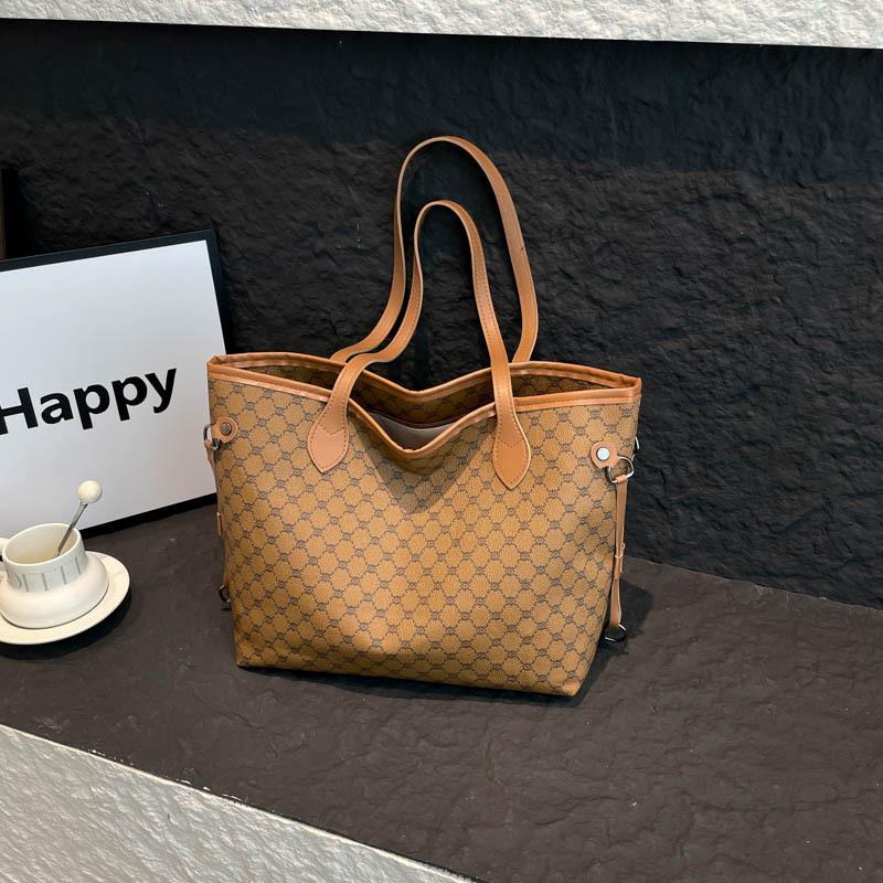 Корейская версия нишевой модной сумки высокой стоимости 2025 новая женская сумка для поездок на работу на плечо сумка-тоут большой вместимости коричневый
Корейская версия нишевой модной сумки высокой стоимости 2025 новая женская сумка для поездок на работу на плечо сумка-тоут большой вместимости коричневый