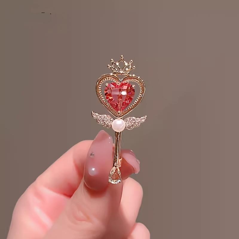 A Vintage Pink Brooch in The Shape of a Baroque Heart, Featuring a Magical Scepter Design, Perfect for Fastening a Scarf Or As a Corsage. A4-3-5238
A Vintage Pink Brooch in The Shape of a Baroque Heart, Featuring a Magical Scepter Design, Perfect for Fastening a Scarf Or As a Corsage. A4-3-5238