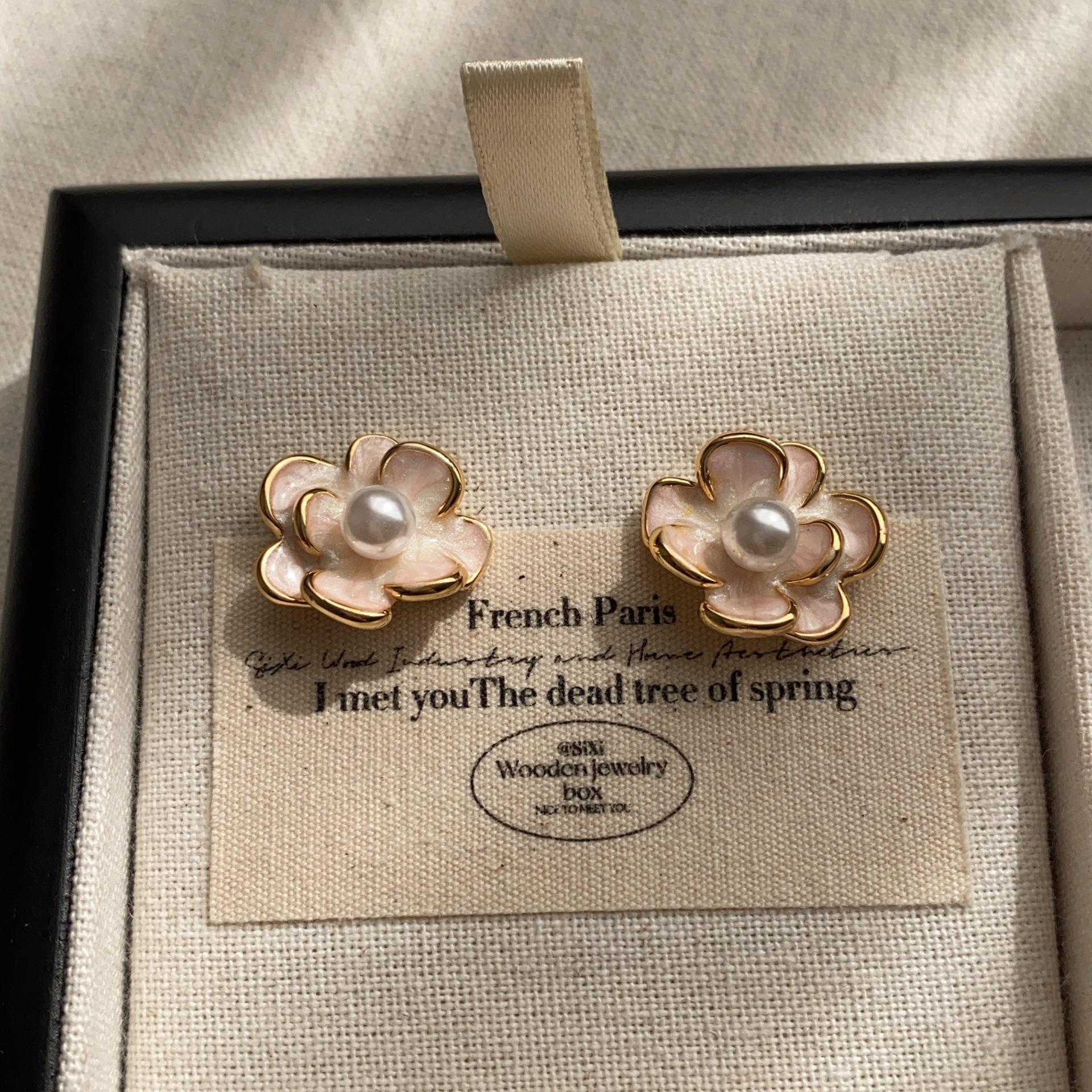 Enamel pearl stamen stud earrings French retro natural design earrings
Enamel pearl stamen stud earrings French retro natural design earrings