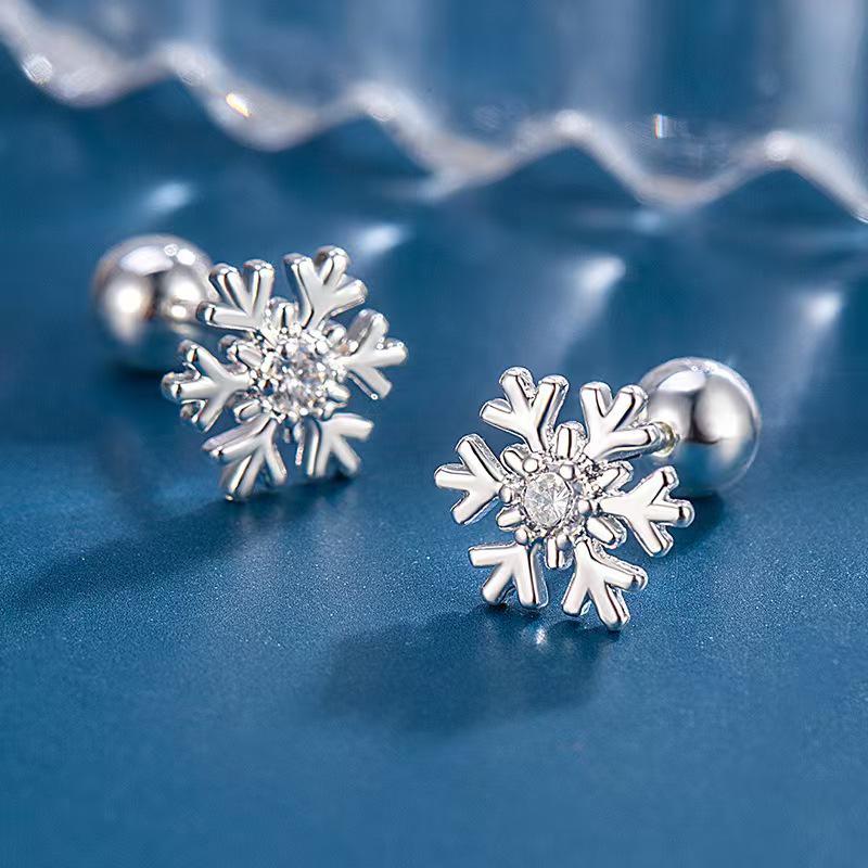 Корейские серьги-пусеты «Снежинки»: Минималистичные рождественские серьги для женщин
Корейские серьги-пусеты «Снежинки»: Минималистичные рождественские серьги для женщин