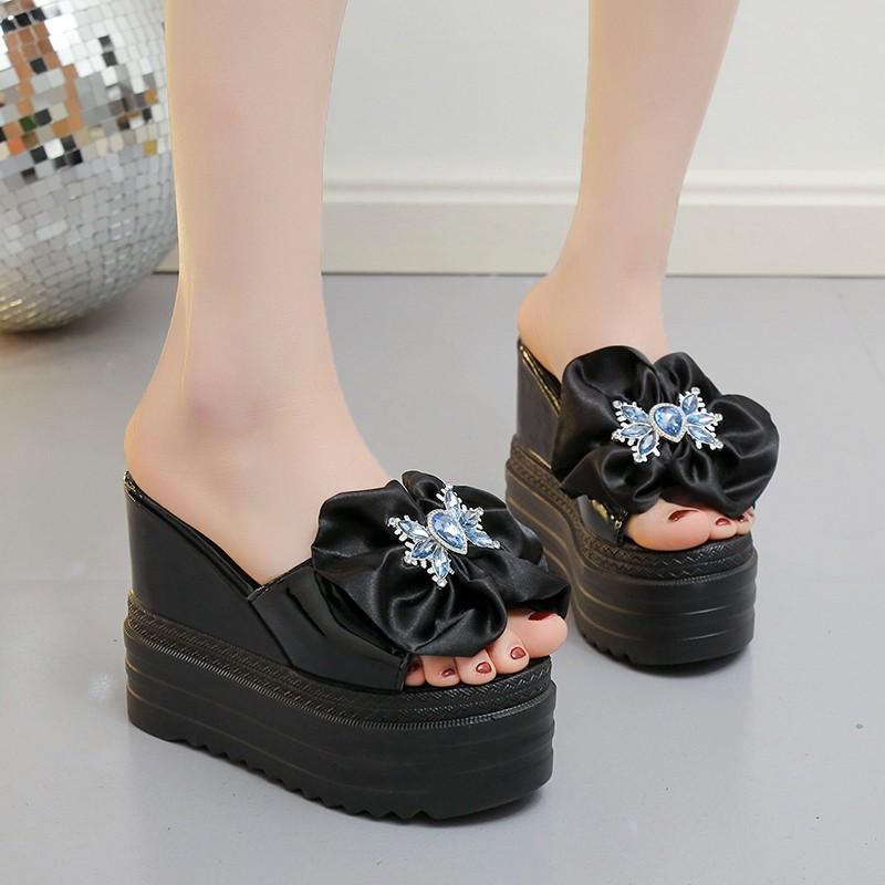 Летние новые шлепанцы на толстой подошве, на танкетке, с бантом из стразов, женские крутые шлепанцы, модные повседневные шлепанцы, женский тренд 34 чёрный
Летние новые шлепанцы на толстой подошве, на танкетке, с бантом из стразов, женские крутые шлепанцы, модные повседневные шлепанцы, женский тренд 34 чёрный