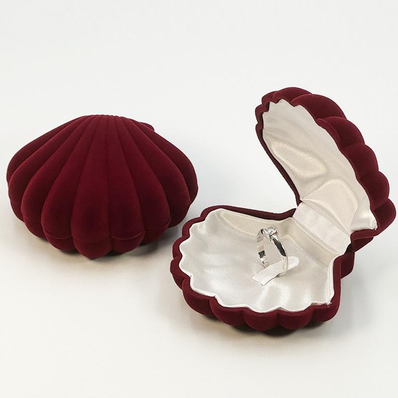 Velvet jewelry box - earring, ring, and pearl jewelry packaging box Maroon/iron single ring core; 84*76*36mm
Velvet jewelry box - earring, ring, and pearl jewelry packaging box Maroon/iron single ring core; 84*76*36mm