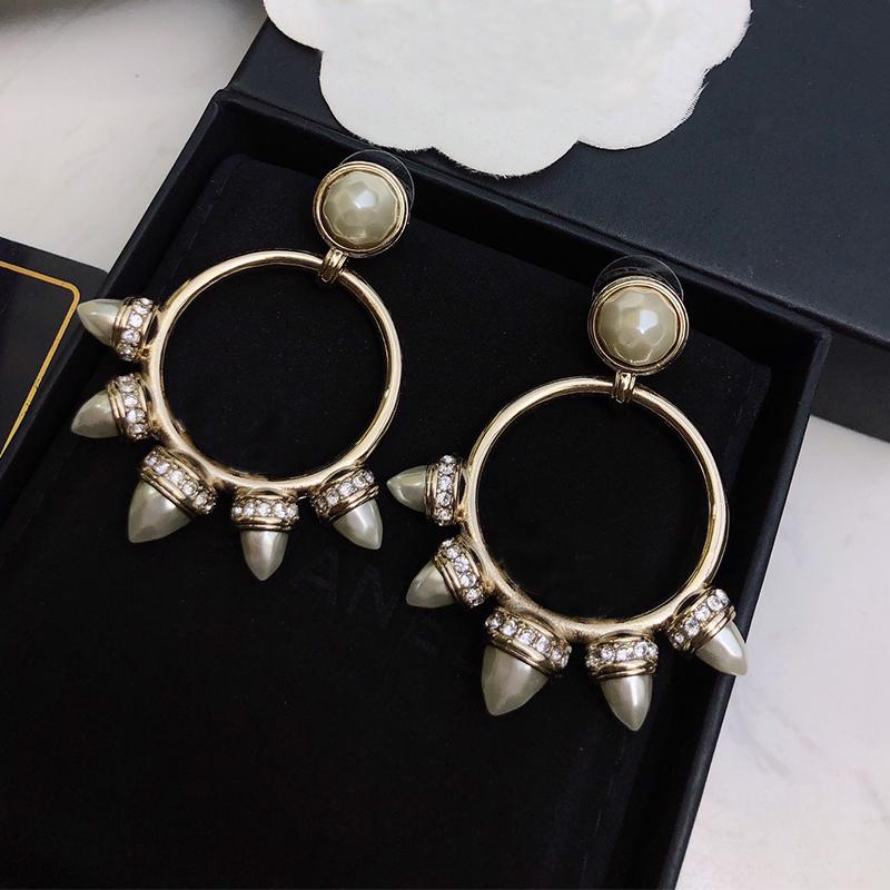 Новые популярные брендовые женские роскошные поп-ювелирные изделия, винтажные жемчужные серьги в стиле панк, круглые серьги Willow Nail, аксессуары для подарков на вечеринку
Новые популярные брендовые женские роскошные поп-ювелирные изделия, винтажные жемчужные серьги в стиле панк, круглые серьги Willow Nail, аксессуары для подарков на вечеринку