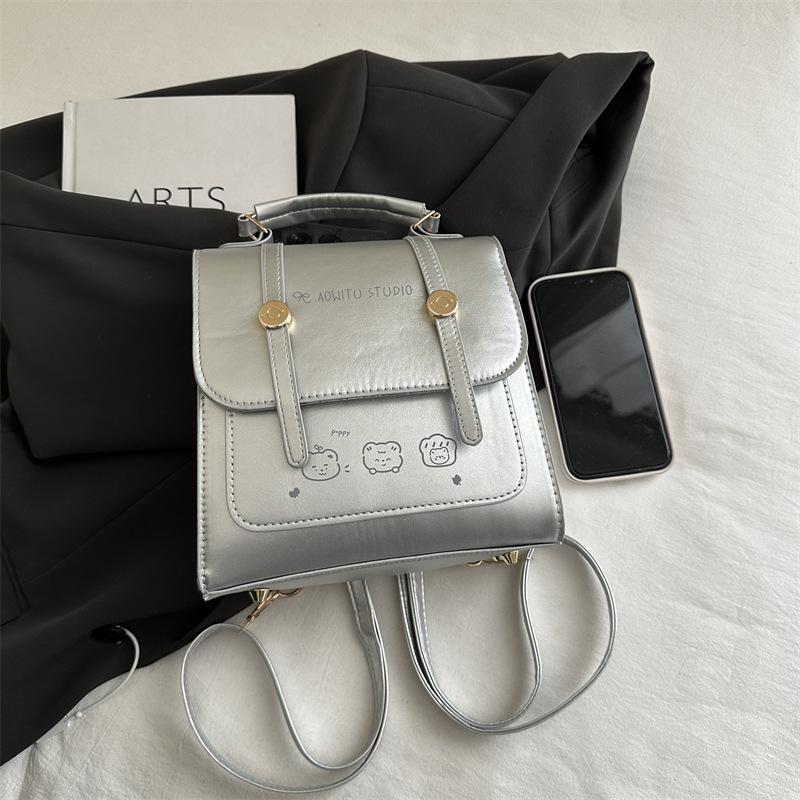 2025 большая вместительная сумка женская новая британская стиль ретро пряжка дизайн рюкзак студенческая сумка-мессенджер квадратная сумка
2025 большая вместительная сумка женская новая британская стиль ретро пряжка дизайн рюкзак студенческая сумка-мессенджер квадратная сумка