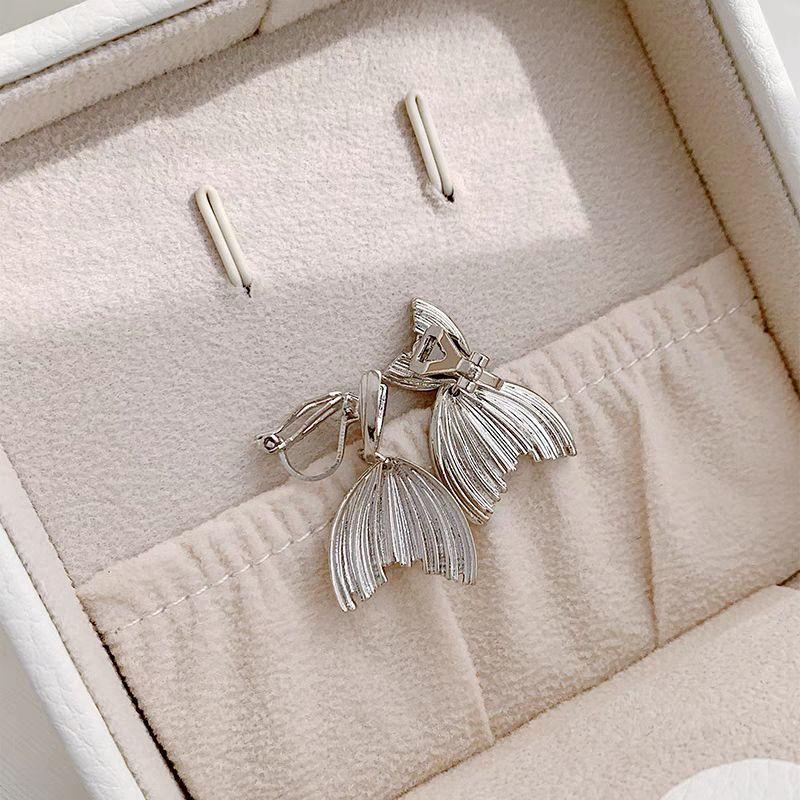 Niche Style Silver Fishtail Unique Design Hot-Sale Earrings Fishtail Padded Ear Clip
Niche Style Silver Fishtail Unique Design Hot-Sale Earrings Fishtail Padded Ear Clip