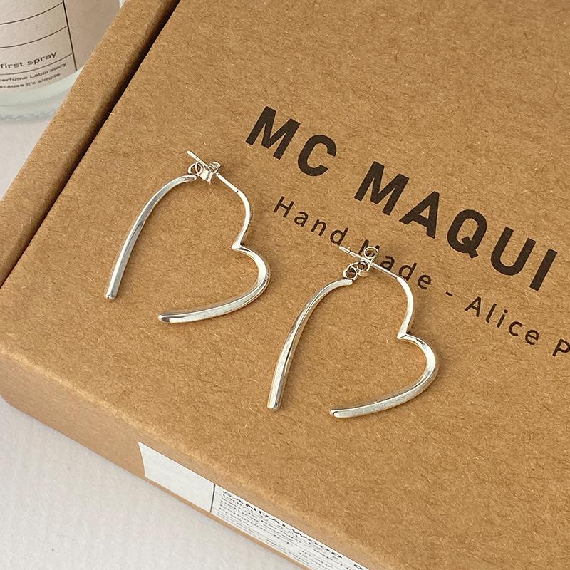 Серьги Line Love с подвесками в форме сердца. Высококачественные персонализированные серьги. Простые и универсальные.
Серьги Line Love с подвесками в форме сердца. Высококачественные персонализированные серьги. Простые и универсальные.