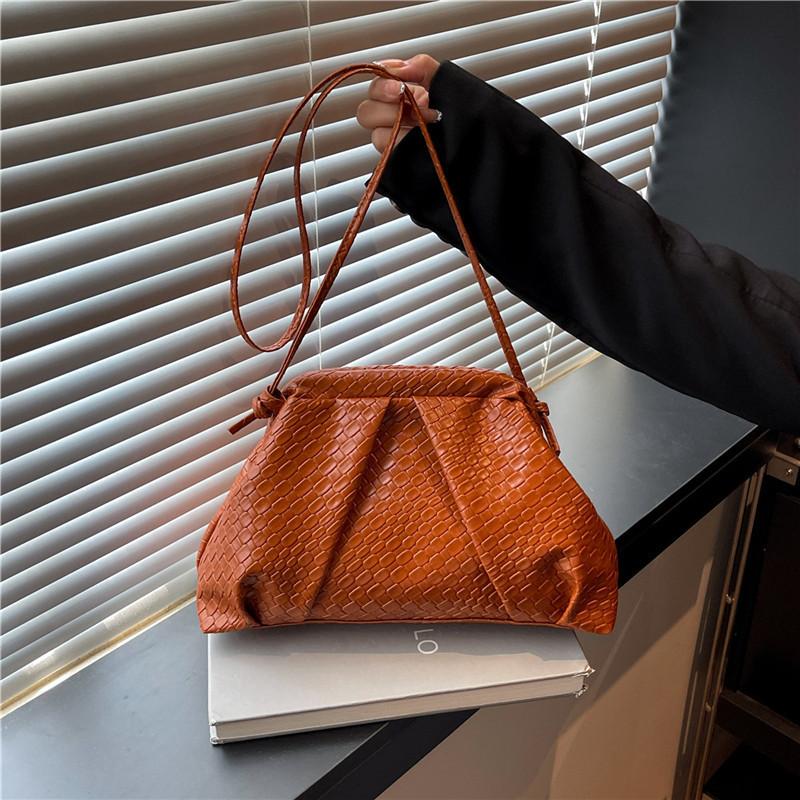 Стильная и простая плетеная сумка-облако, женская высококлассная универсальная плетеная сумка однотонного цвета на цепочке через плечо, под мышку, для ношения наискосок коричневый