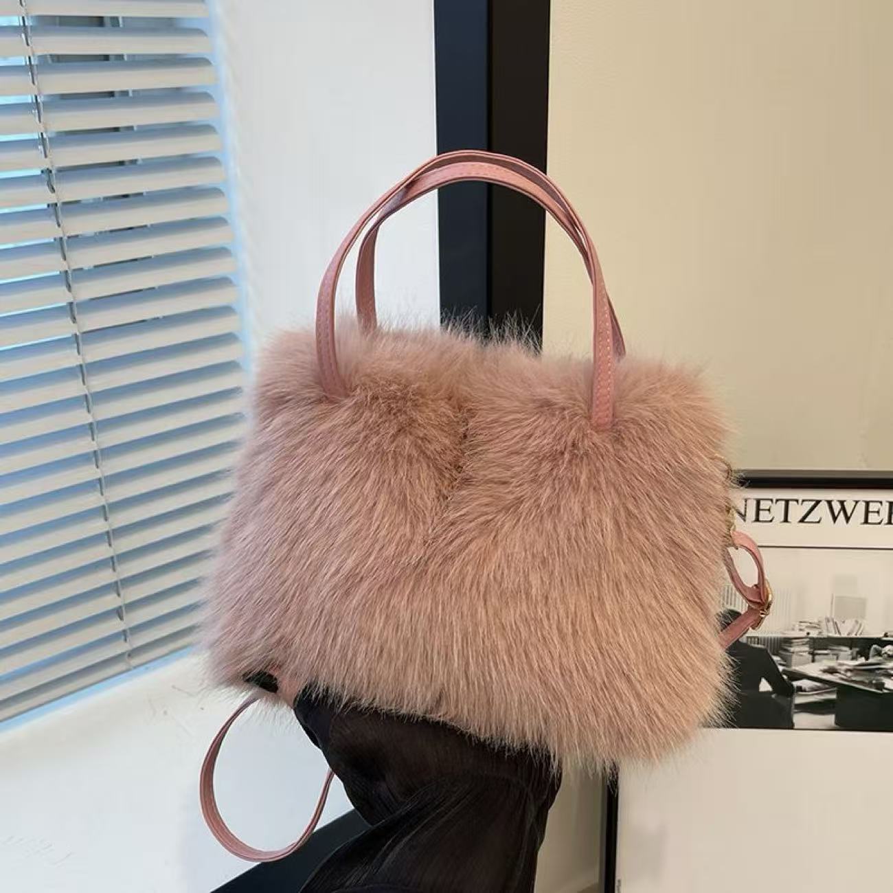 Furry handbag new fashion plush bag imitation fox messenger square bag high texture furry bag
Furry handbag new fashion plush bag imitation fox messenger square bag high texture furry bag