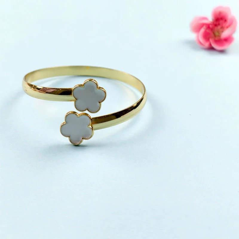 Women s Wide Opening Smooth Bangle: European & American Hip-Hop Style with Personalized Design
Women s Wide Opening Smooth Bangle: European & American Hip-Hop Style with Personalized Design