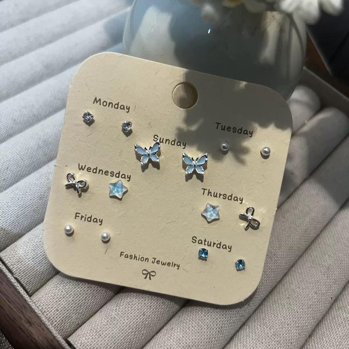 Chunri Mori is small, fresh and cute, sweet little butterfly stud earrings, elegant and small temperament, simple and versatile ear bone woman
Chunri Mori is small, fresh and cute, sweet little butterfly stud earrings, elegant and small temperament, simple and versatile ear bone woman