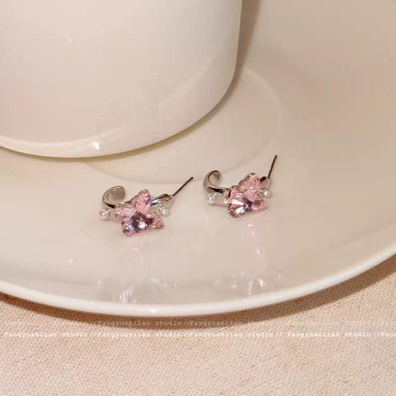 Brewed Green And Hidden Light, Exquisite Sparkling Diamond Butterfly Stud Earrings, Women S Niche Design Earrings, High-End Earrings.
Brewed Green And Hidden Light, Exquisite Sparkling Diamond Butterfly Stud Earrings, Women S Niche Design Earrings, High-End Earrings.