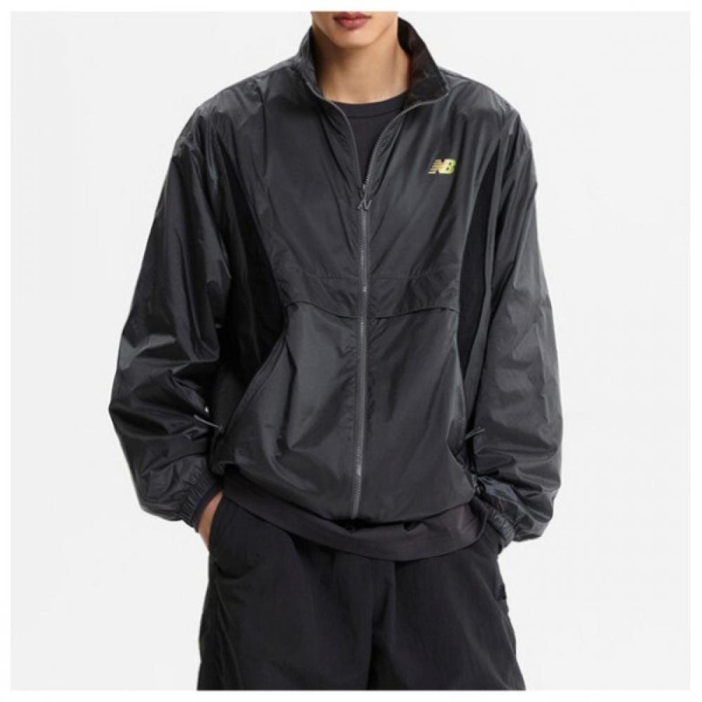 New Balance Windshield Kqj Nbnae22413 74 Uni Runner Lightweight Windbreak Black series/100
New Balance Windshield Kqj Nbnae22413 74 Uni Runner Lightweight Windbreak Black series/100