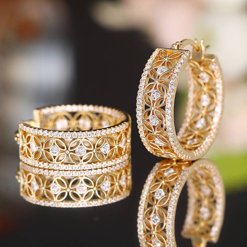 Huitan Hollow Out Design Women Hoop Earrings Inlaid Shining CZ Gold Color Lady Party Accessories Fashion Noble Wedding Zircon
Huitan Hollow Out Design Women Hoop Earrings Inlaid Shining CZ Gold Color Lady Party Accessories Fashion Noble Wedding Zircon