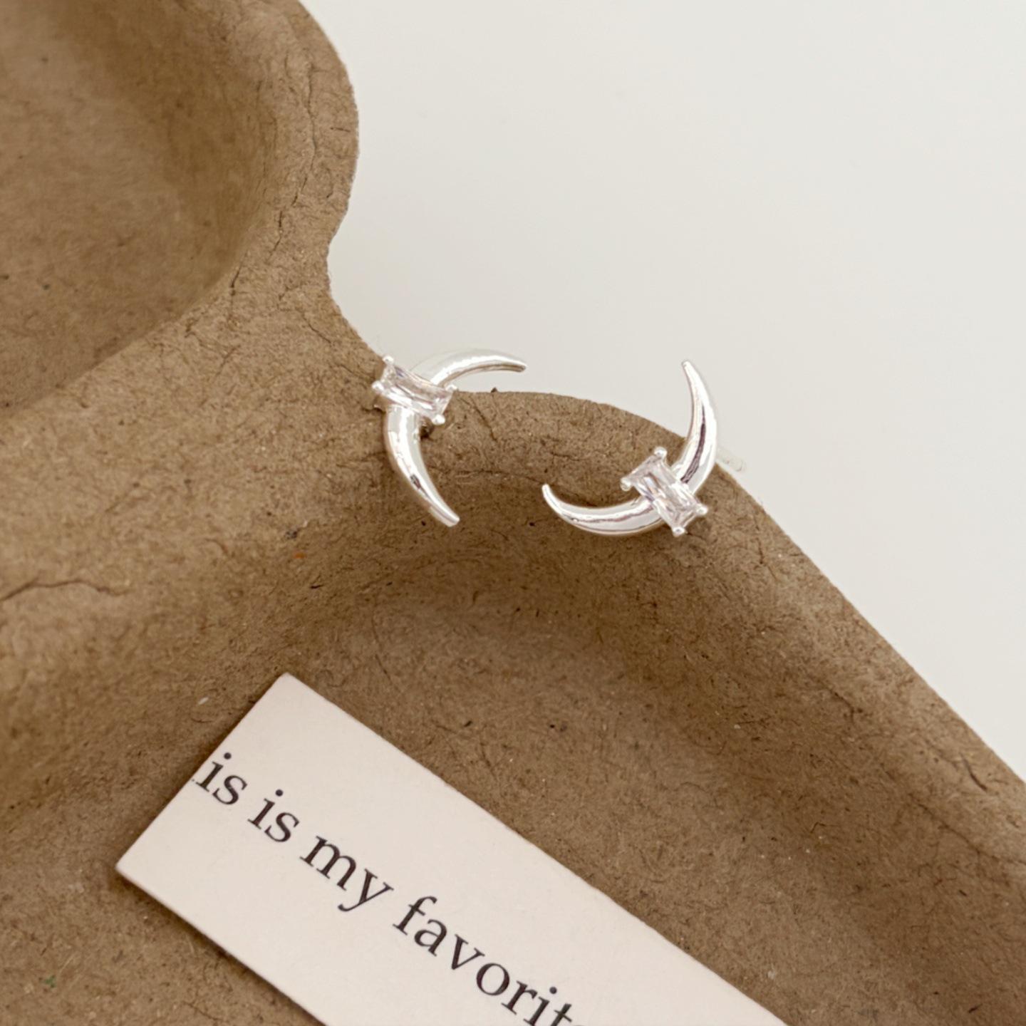 Small Moon-Shaped Diamond Stud Earrings, S925 Silver, Trendy and Elegant серебряный
Small Moon-Shaped Diamond Stud Earrings, S925 Silver, Trendy and Elegant серебряный