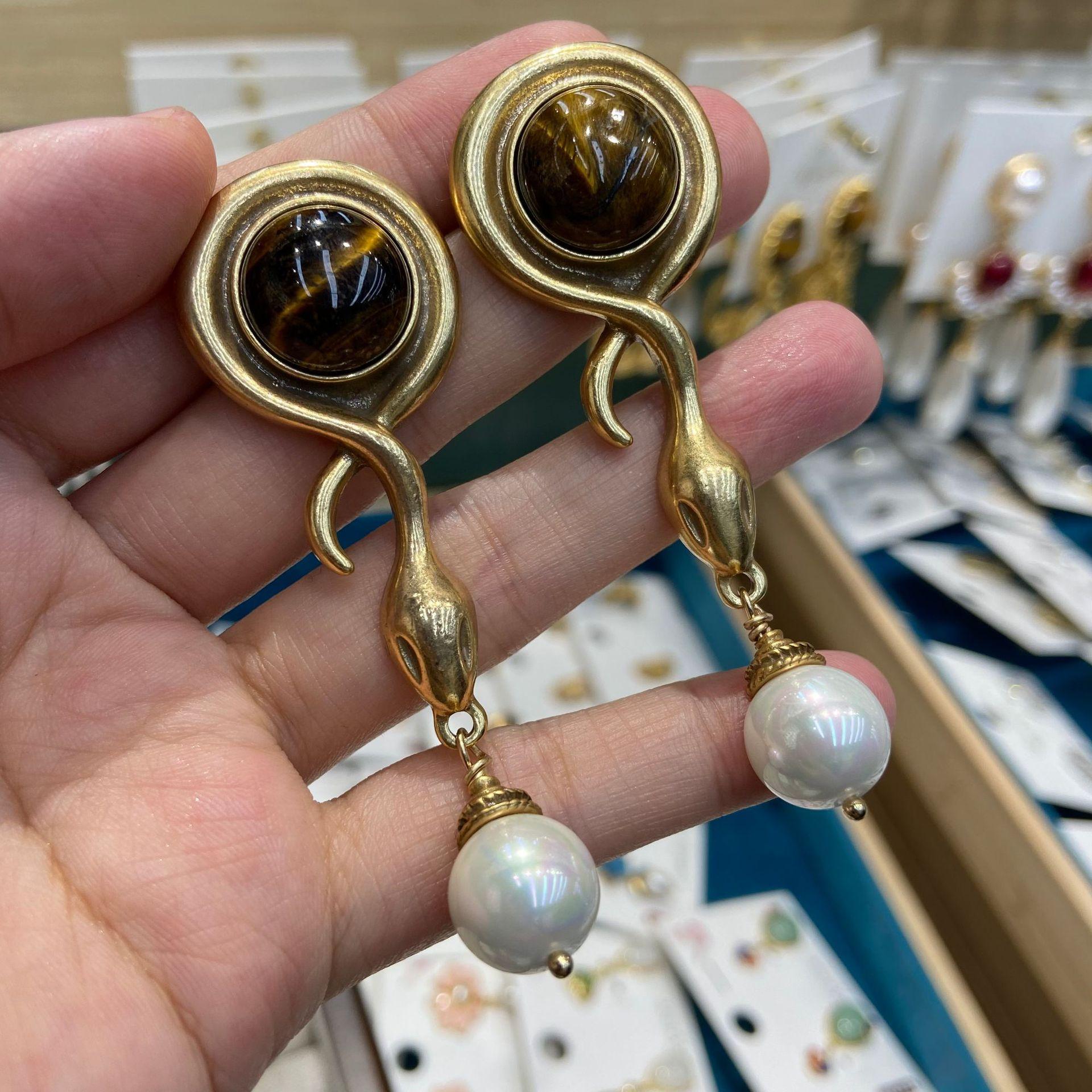 Medieval Vintae Court Style Retro Auspicious Zodiac Serpentine Long Personalized Oval Pearl Earrings Copper Plated Real Gold
Medieval Vintae Court Style Retro Auspicious Zodiac Serpentine Long Personalized Oval Pearl Earrings Copper Plated Real Gold