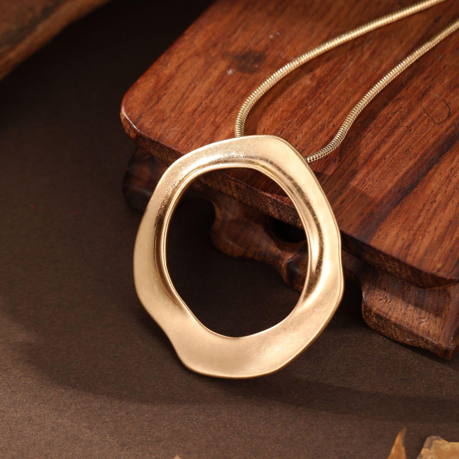 Новый песочного цвета полый кольцевой кулон-цепочка из змеиной кости, женская модная универсальная геометрическая кольцевая шейная цепочка
Новый песочного цвета полый кольцевой кулон-цепочка из змеиной кости, женская модная универсальная геометрическая кольцевая шейная цепочка