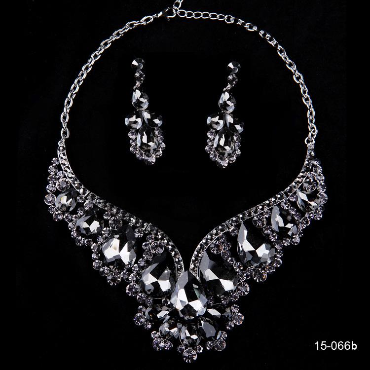 European and American Exaggerated Necklace Alloy Full Diamond Necklace Earrings Set Exquisite Zircon Stage Bridal Wedding Dress Accessories 2026 45CM сірий колір
European and American Exaggerated Necklace Alloy Full Diamond Necklace Earrings Set Exquisite Zircon Stage Bridal Wedding Dress Accessories 2026 45CM сірий колір