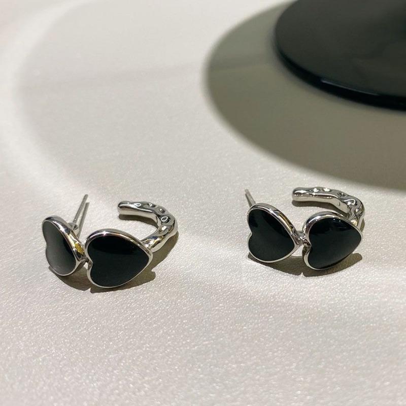 Vintage Goth Black Enamel Heart Stud Earrings for Women Fashion Sweet Hollow Metal C-Shaped Earrings Party Jewelry Aesthetic чорний
Vintage Goth Black Enamel Heart Stud Earrings for Women Fashion Sweet Hollow Metal C-Shaped Earrings Party Jewelry Aesthetic чорний