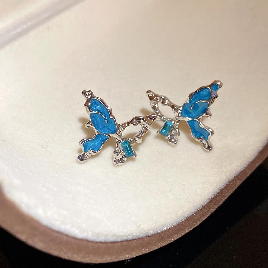 Silver Needle Oil Drip Butterfly Folds Hollow Earrings Personality Simple Fashion Temperament Earrings Light Luxury Advanced Earrings Women
Silver Needle Oil Drip Butterfly Folds Hollow Earrings Personality Simple Fashion Temperament Earrings Light Luxury Advanced Earrings Women