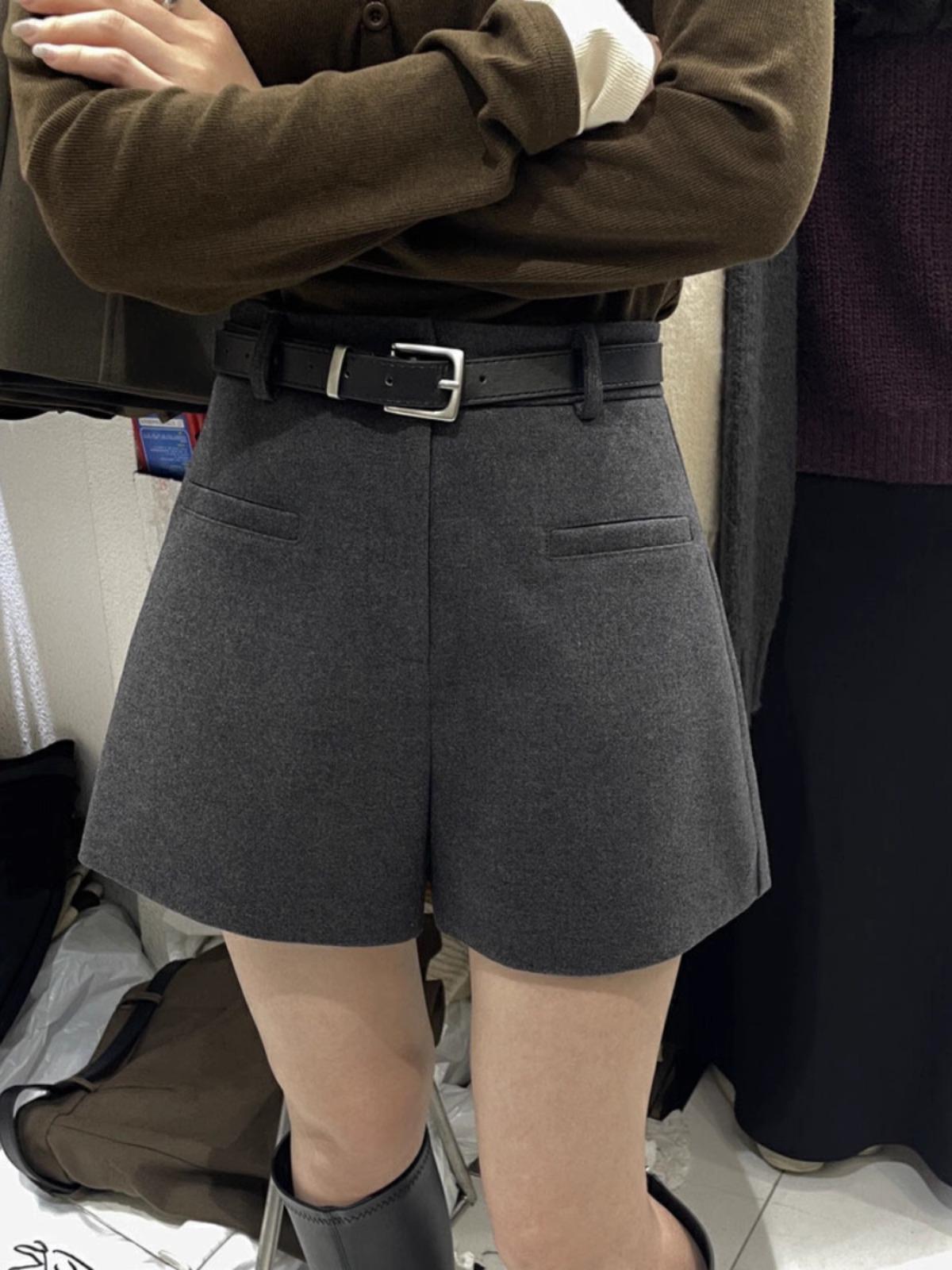 Women s High Waist Grey Wool Shorts – Slimming Wide Leg Booty Style for Fall/Winter Wear XS чорний
Women s High Waist Grey Wool Shorts – Slimming Wide Leg Booty Style for Fall/Winter Wear XS чорний