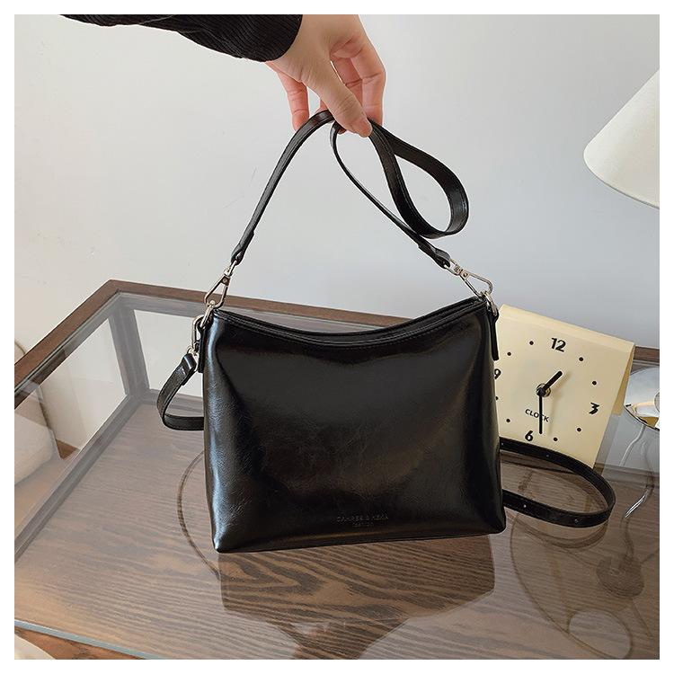 2025 retro simple casual bag new fashion tote bag going out premium shoulder bag off білий колір
2025 retro simple casual bag new fashion tote bag going out premium shoulder bag off білий колір