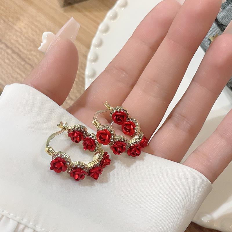 New Fashion Design Red Rose Flower Hoop Earrings for Women Retro Exquisite Party Dangle Earrings Jewelry Accessories Wholesale красный
New Fashion Design Red Rose Flower Hoop Earrings for Women Retro Exquisite Party Dangle Earrings Jewelry Accessories Wholesale красный
