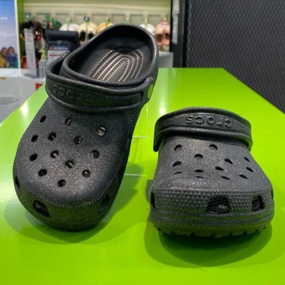 Crocs Hc02 Classic Glitter Clog Black Domestic Store Edition 205942 0wh black/M3W5/220
Crocs Hc02 Classic Glitter Clog Black Domestic Store Edition 205942 0wh black/M3W5/220