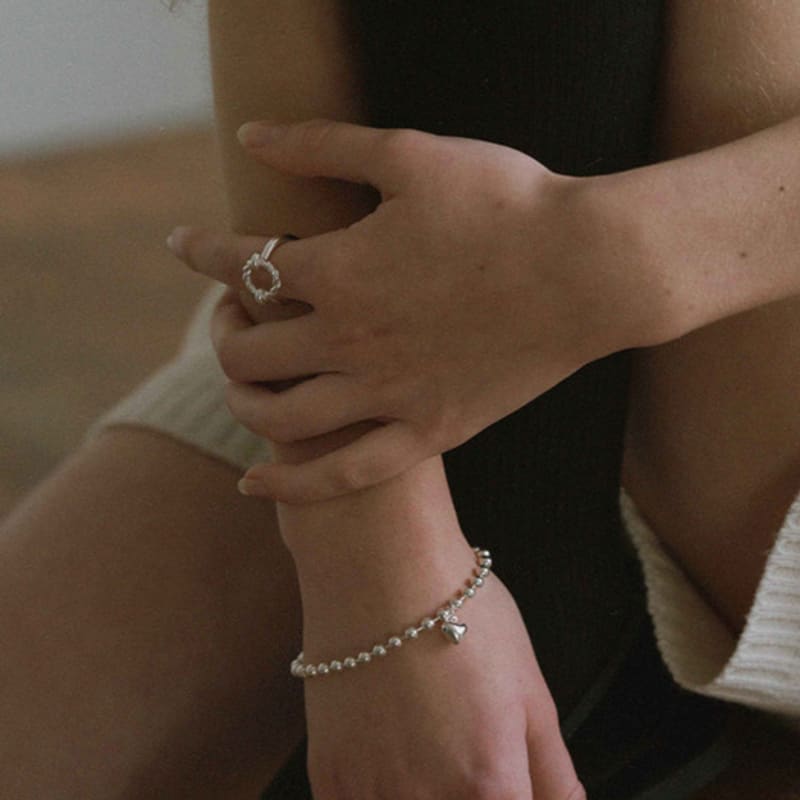 STUDIO LEIGH MINI HEART BALL BRACELET GOLD
STUDIO LEIGH MINI HEART BALL BRACELET GOLD