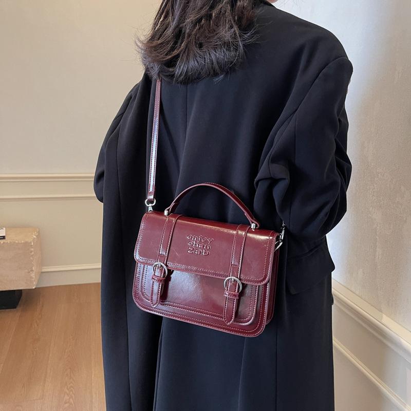 Premium retro small bag 2025 new women s bag popular versatile messenger bag fashionable portable small square bag 24*7*16 чёрный
Premium retro small bag 2025 new women s bag popular versatile messenger bag fashionable portable small square bag 24*7*16 чёрный