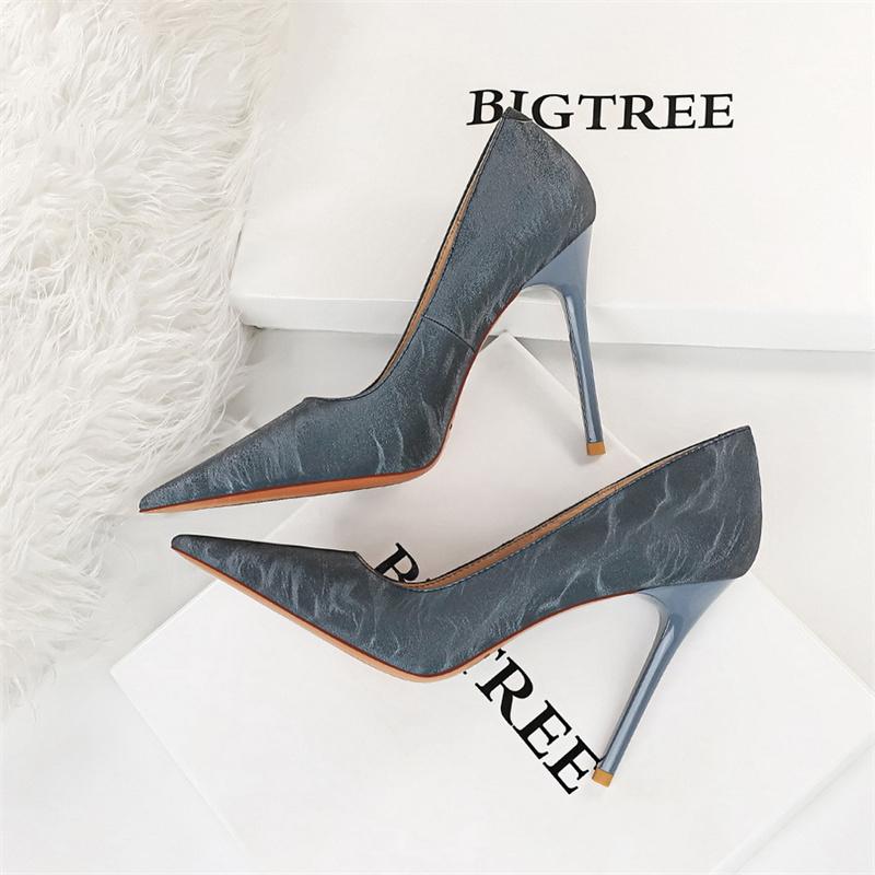 Fashion Retro Simple Women Pointed Toe Shallow Mouth Texture Stiletto High Heels Single Shoes 2024 New Fashion Elegant Solid Pumps 35(Foot22.5cm)
Fashion Retro Simple Women Pointed Toe Shallow Mouth Texture Stiletto High Heels Single Shoes 2024 New Fashion Elegant Solid Pumps 35(Foot22.5cm)