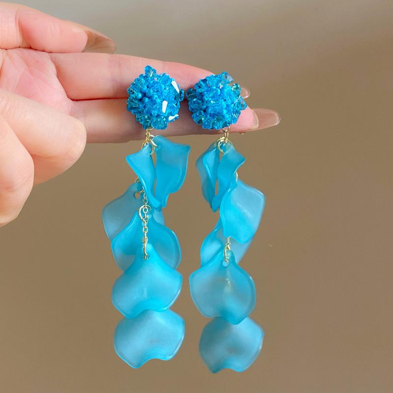 Blue hydrangea fringe petal stud earrings women ins light luxury high-end temperament earrings vacation style white earrings
Blue hydrangea fringe petal stud earrings women ins light luxury high-end temperament earrings vacation style white earrings