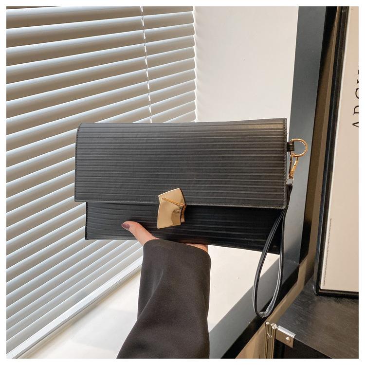 Популярная и свежая летняя новая мода простой горизонтальный дизайн тренд ручная сумка-конверт для женщины чёрный
Популярная и свежая летняя новая мода простой горизонтальный дизайн тренд ручная сумка-конверт для женщины чёрный