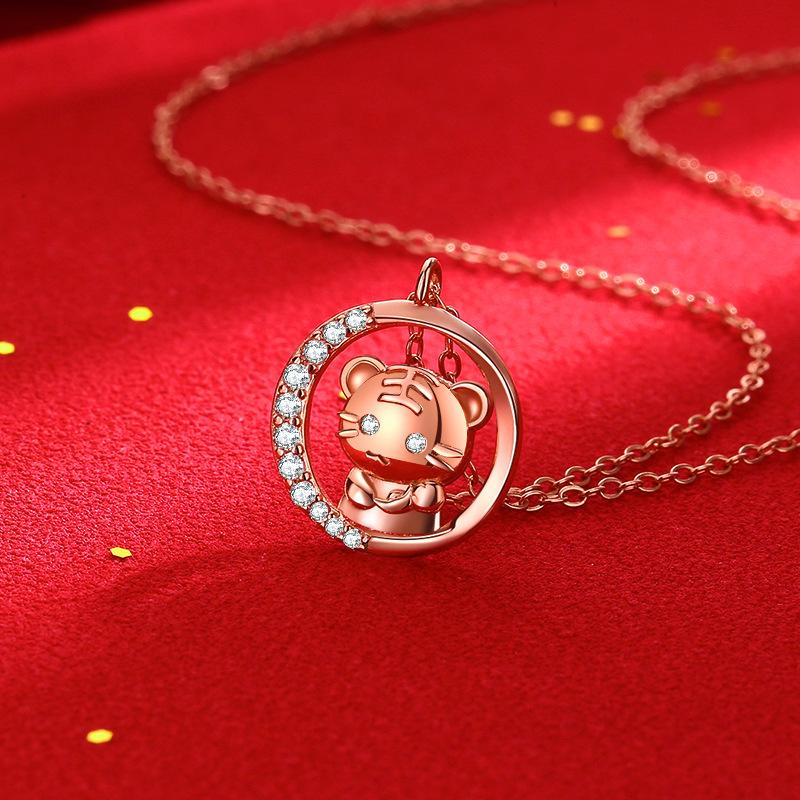 Ожерелье года Тигра, женский нишевый дизайн, чувство национального прилива, универсальный, милый кулон с тигром и луной, натальный год, зодиакальная цепочка на ключицу
Ожерелье года Тигра, женский нишевый дизайн, чувство национального прилива, универсальный, милый кулон с тигром и луной, натальный год, зодиакальная цепочка на ключицу