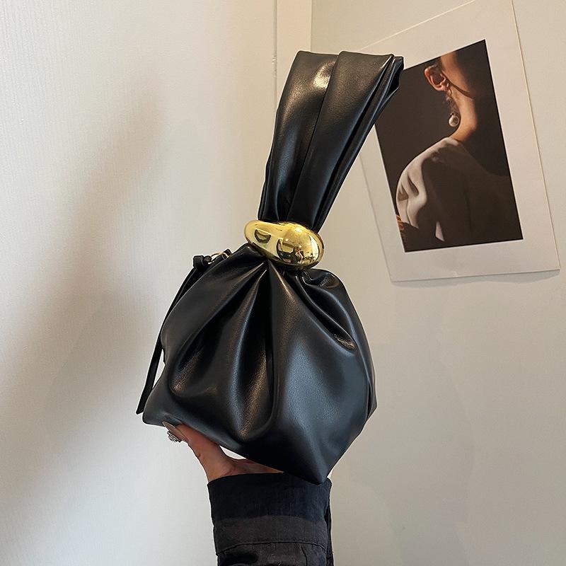 2024 новая плиссированная сумка-облако женская мода универсальная высокая чувственность нишевый дизайн повседневная сумка сумка прилив чёрный
2024 новая плиссированная сумка-облако женская мода универсальная высокая чувственность нишевый дизайн повседневная сумка сумка прилив чёрный