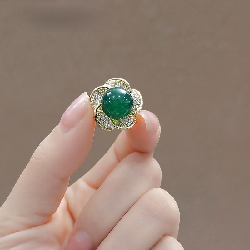 Emerald anti-light brooch, high-end sense, niche camellia retro anti-light buckle, cheongsam neckline accessories, free sewing
Emerald anti-light brooch, high-end sense, niche camellia retro anti-light buckle, cheongsam neckline accessories, free sewing