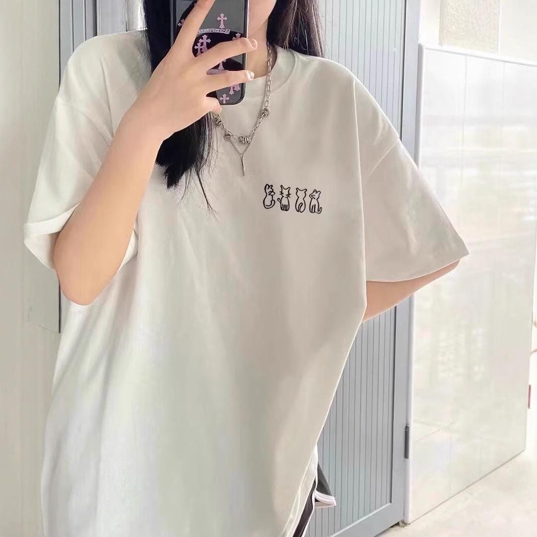 Trendy Japanese Loose Fit Cat Print White Cotton T-Shirt with Round Neck and Drop Shoulders for Women L
Trendy Japanese Loose Fit Cat Print White Cotton T-Shirt with Round Neck and Drop Shoulders for Women L